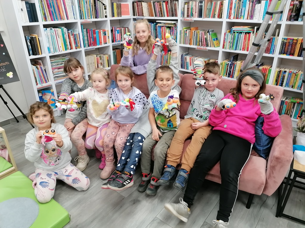 Bajkowe muppety ze skarpety w bibliotece w Żelaźnie